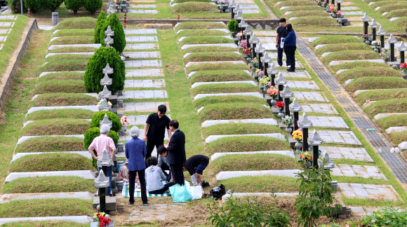 추석을 앞둔 13일 인천 부평구 인천가족공원을 찾은 성묘객들이 성묘하고 있다. 2026.9.13  연합뉴스