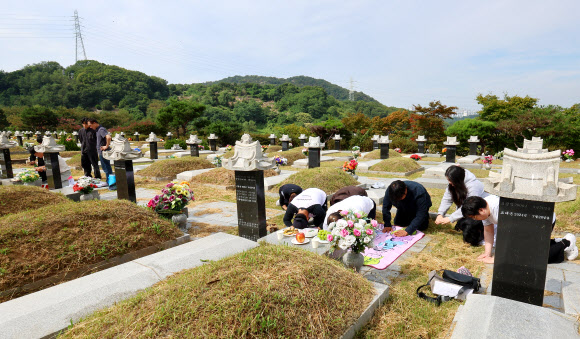 추석을 앞둔 13일 인천 부평구 인천가족공원을 찾은 성묘객들이 성묘하고 있다. 2026.9.13  연합뉴스