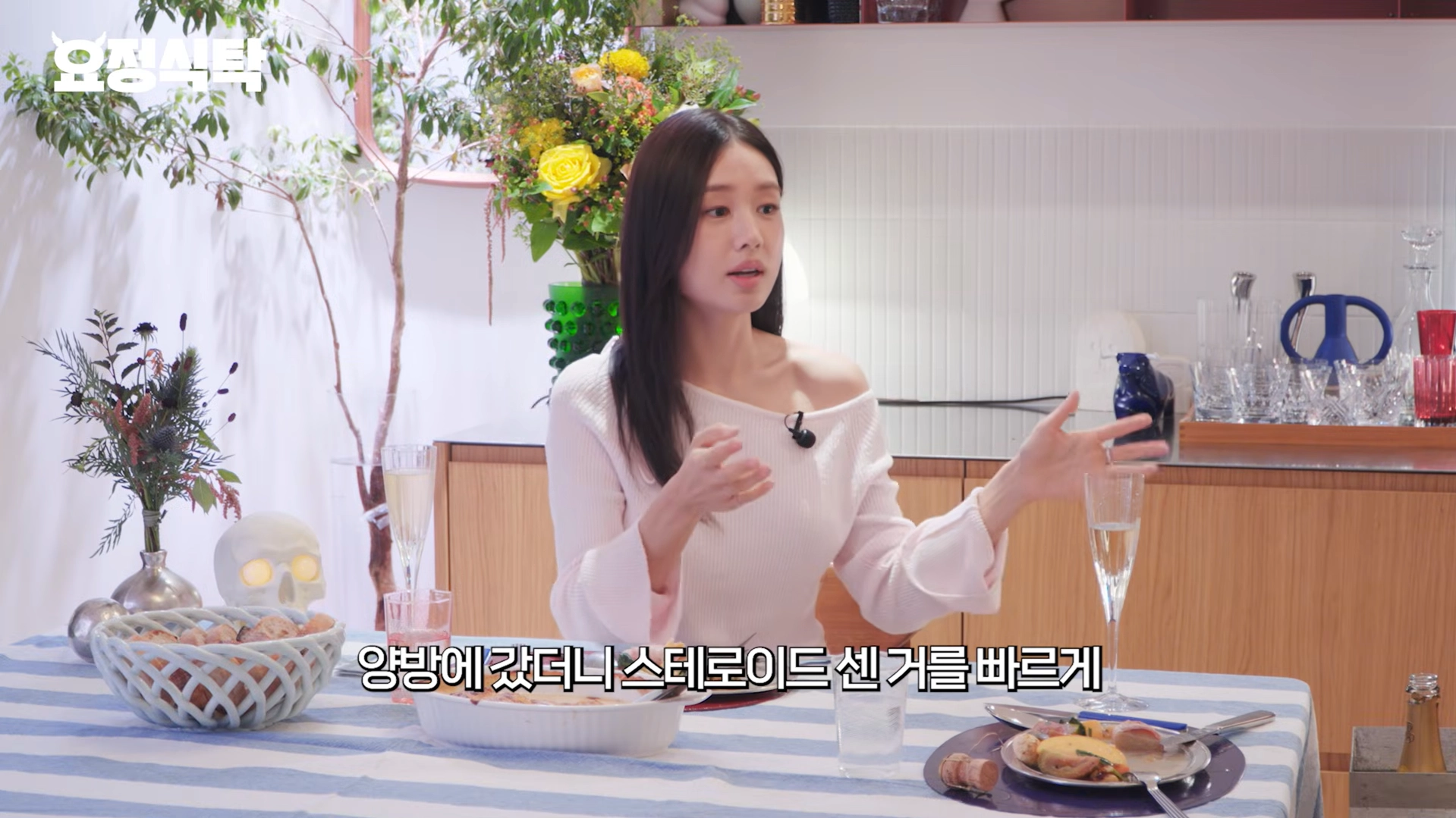 배우 안은진이 드라마 촬영 도중 얼굴이 점점 굳는 안면신경마비(구안와사) 증상을 겪었다고 밝혔다. 유튜브 ‘요정재형’ 캡처