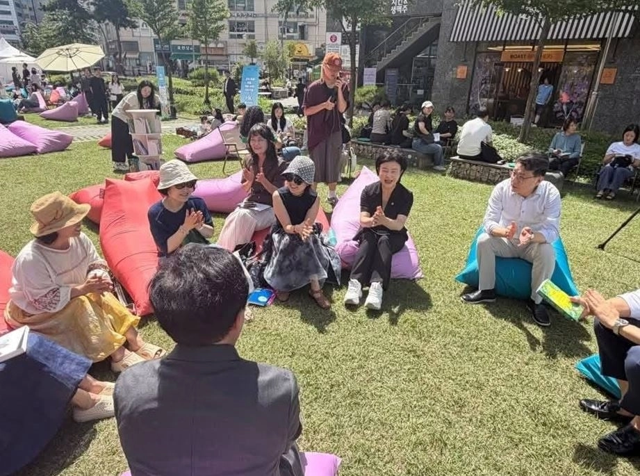 지난 4일 열린 ‘하늘품은 야외도서관’ 현장 모습. 서울시의회 제공