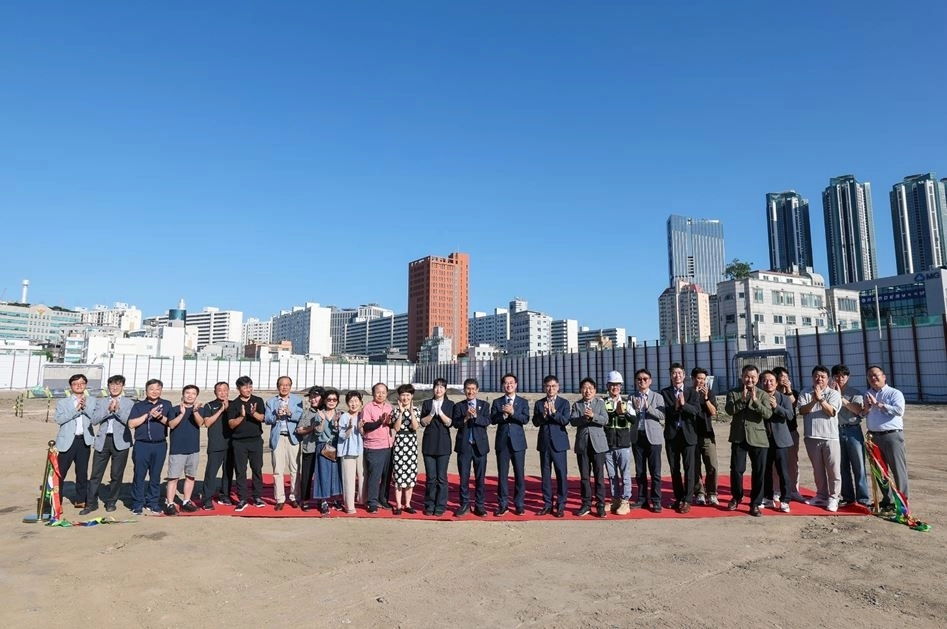 지난 7일 동대문구 제기4구역 주택재개발 정비사업 착공식에서 참석자들이 기념촬영을 하고 있다. 서울시의회 제공