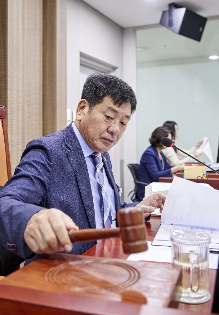 ▲ 회의를 진행하는 고찬석 위원장(사진=경기도의회)