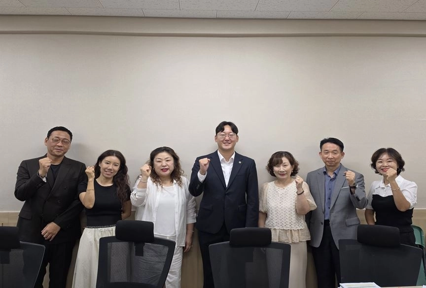 기념촬영하는 고찬양 의원. 서울시의회 제공