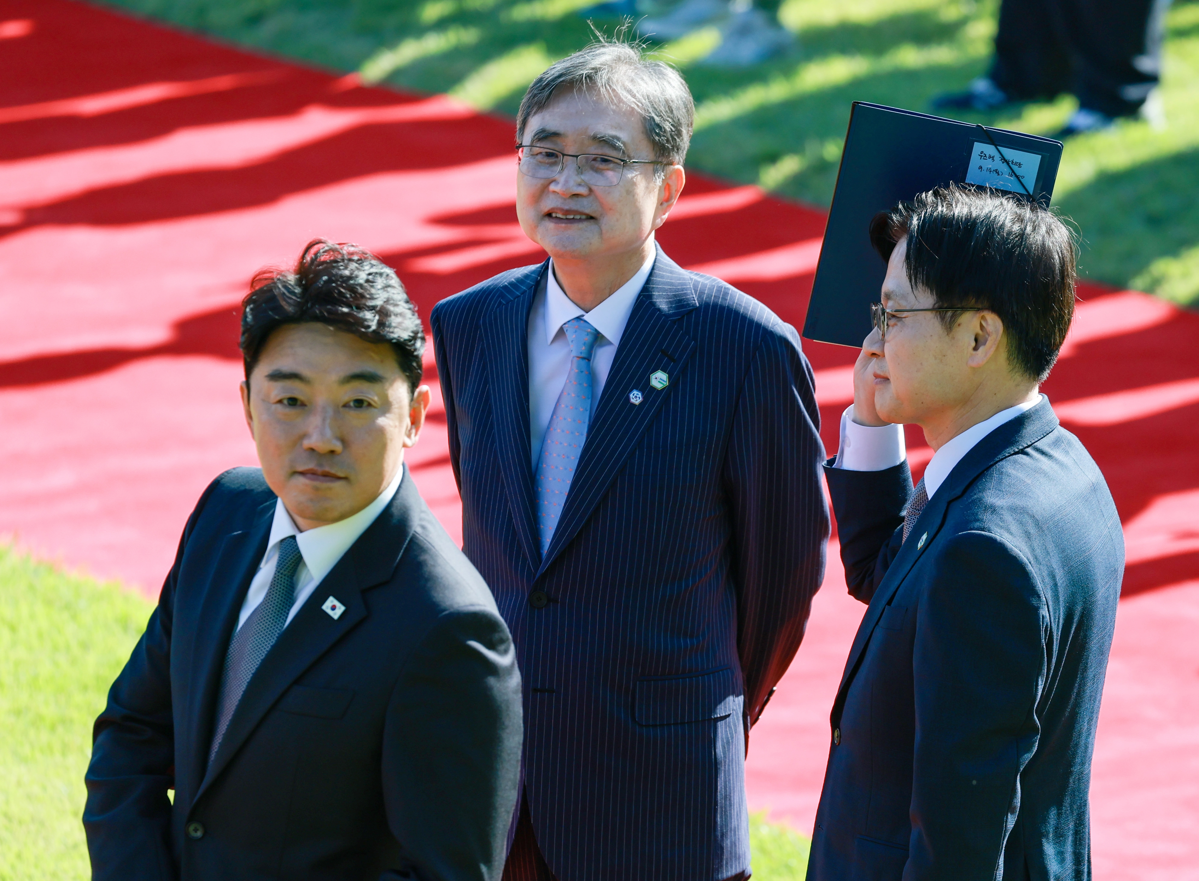 우즈벡 공식환영식 참석한 우리측 수행원들  강훈식 비서실장(왼쪽부터), 조현 외교부 장관, 김정관 산업통상부 장관이 14일 청와대에서 열린 샤브카트 미르지요예프 우즈베키스탄 대통령 공식환영식 시작을 기다리고 있다. 연합뉴스