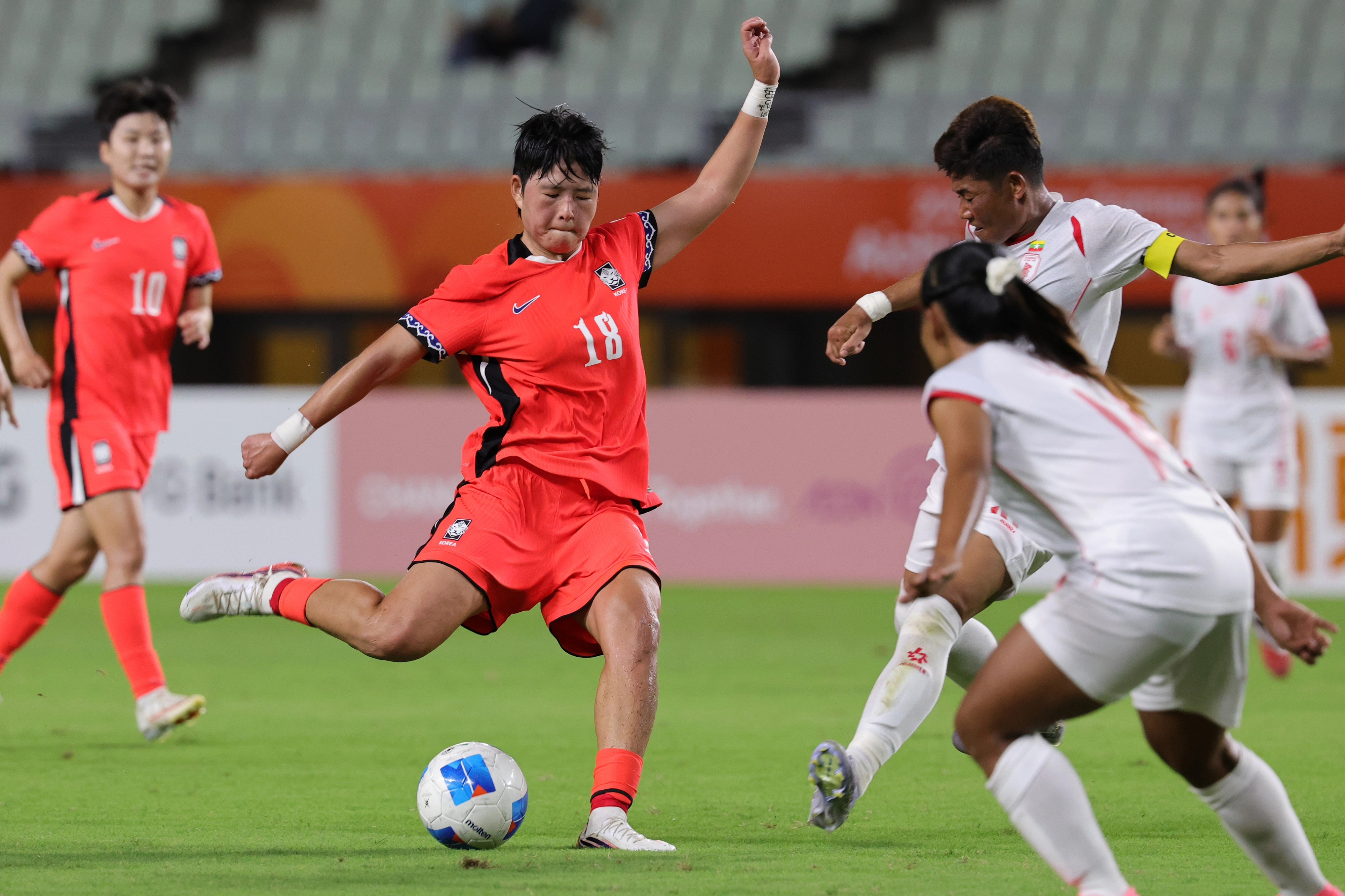 여자 축구 조별리그 1차전 대한민국과 미얀마의 경기에서 김민지가 슈팅하고 있다.
오사카 연합뉴스