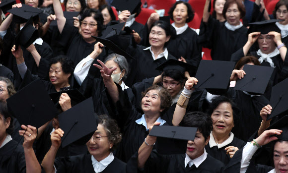 14일 대구시교육청 행복관에서 열린 ‘대구내일학교 졸업식’에서 졸업생들이 학사모를 던지고 있다. 대구내일학교는 배움의 기회를 놓친 성인에게 초·중학교 학력을 인정받을 수 있도록 돕는 무료 교육과정이다. 2026.9.14 연합뉴스