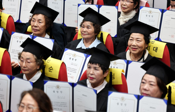 14일 대구시교육청 행복관에서 열린 ‘대구내일학교 졸업식’에서 졸업생들이 졸업장을 들고 기념 촬영을 하고 있다. 대구내일학교는 배움의 기회를 놓친 성인에게 초·중학교 학력을 인정받을 수 있도록 돕는 무료 교육과정이다. 2026.9.14 연합뉴스