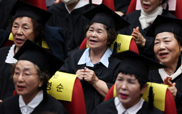 14일 대구시교육청 행복관에서 열린 ‘대구내일학교 졸업식’에서 졸업생들이 졸업을 축하하는 노래를 부르고 있다. 대구내일학교는 배움의 기회를 놓친 성인에게 초·중학교 학력을 인정받을 수 있도록 돕는 무료 교육과정이다. 2026.9.14 연합뉴스