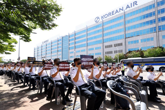 대한항공 조종사노조 조합원들이 14일 오후 서울 강서구 대한항공 본사 앞에서 ‘운항승무원 서열 일방적 결정 반대’ 집회를 하고 있다. 2026.9.14  연합뉴스