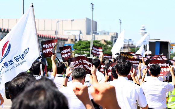 대한항공 조종사노조 조합원들이 14일 오후 서울 강서구 대한항공 본사 앞에서 ‘운항승무원 서열 일방적 결정 반대’ 집회를 하고 있다. 2026.9.14  연합뉴스