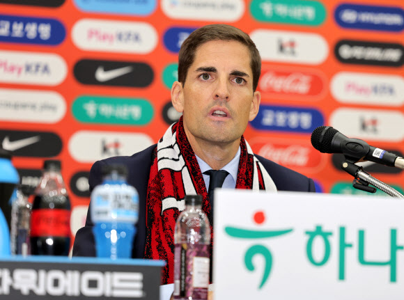한국 축구 국가대표팀 로베르트 모레노 임시 감독이 14일 충남 천안시 코리아풋볼파크에서 열린 취임 기자회견에서 취재진 질문에 답변하고 있다. 2026.9.14 연합뉴스
