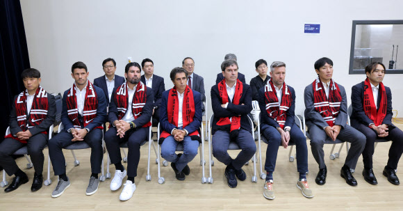 14일 충남 천안시 코리아풋볼파크에서 열린 한국 축구 국가대표팀 로베르트 모레노 임시 감독 취임 기자회견에서 코치들이 참석해 앉아 있다. 2026.9.14 연합뉴스