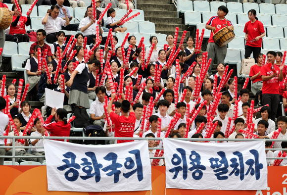 14일 일본 오사카 얀마 스타디움 나가이에서 열린 2026 아이치·나고야 아시안게임 여자 축구 조별리그 1차전 북한과 방글라데시의 경기. 관중석에서 오사카, 교토 등 인근 지역 조선학교 학생들로 구성된 응원단이 북한 대표팀을 응원하고 있다.  2026.9.14  연합뉴스