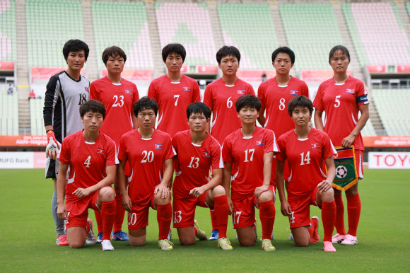 14일 일본 오사카 얀마 스타디움 나가이에서 열린 2026 아이치·나고야 아시안게임 여자 축구 조별리그 1차전 북한과 방글라데시의 경기. 북한 선수들이 경기 시작 전 기념촬영을 하고 있다. 2026.9.14  연합뉴스