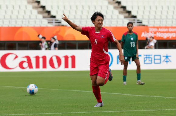 14일 일본 오사카 얀마 스타디움 나가이에서 열린 2026 아이치·나고야 아시안게임 여자 축구 조별리그 1차전 북한과 방글라데시의 경기. 북한 최일선이 득점한 뒤 환호하고 있다. 2026.9.14  연합뉴스