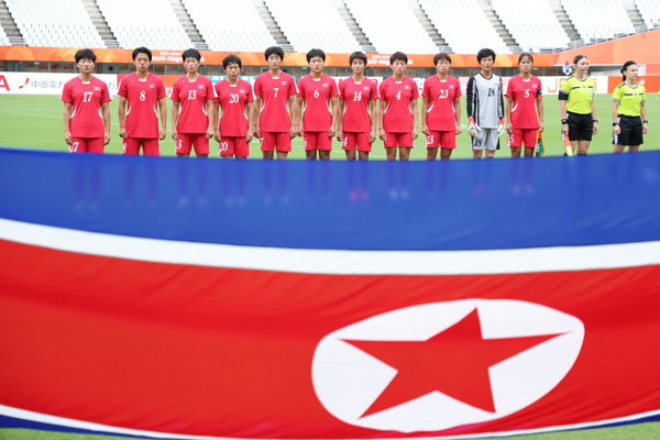 14일 오후 일본 오사카 나가이스타디움에서 열린 2026 아이치·나고야 아시안게임 여자축구 예선 F조 1차전 북한과 방글라데시의 경기에서 북한 선수들이 국가를 부르고 있다. 2026.9.14 뉴스1
