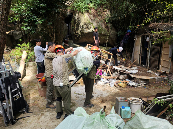 14일 오전 부산 금정산 국립공원에서 약 20년 전 조성된 것으로 추정되는 불법 기도터에 대한 철거작업이 진행되고 있다. 금정구와 금정산국립공원사무소는 65명을 투입해 행정대집행을 진행했다. 2026.9.14. 금정산국립공원사무소 제공