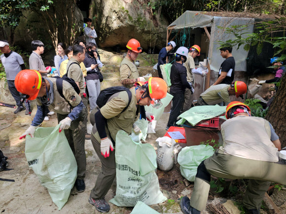 14일 오전 부산 금정산 국립공원에서 약 20년 전 조성된 것으로 추정되는 불법 기도터에 대한 철거작업이 진행되고 있다. 금정구와 금정산국립공원사무소는 65명을 투입해 행정대집행을 진행했다. 2026.9.14. 금정산국립공원사무소 제공