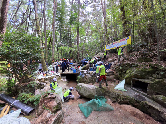 14일 오전 부산 금정산 국립공원에서 약 20년 전 조성된 것으로 추정되는 불법 기도터에 대한 철거작업이 진행되고 있다. 금정구와 금정산국립공원사무소는 65명을 투입해 대집행을 진행했다. 2026.9.14. 유진철 범금정산보존회장 제공