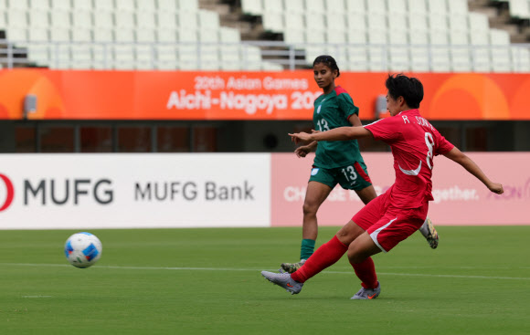 14일 일본 오사카 얀마 스타디움 나가이에서 열린 2026 아이치·나고야 아시안게임 여자 축구 조별리그 1차전 북한과 방글라데시의 경기. 북한 리송아가 선제골을 넣고 있다. 2026.9.14  연합뉴스