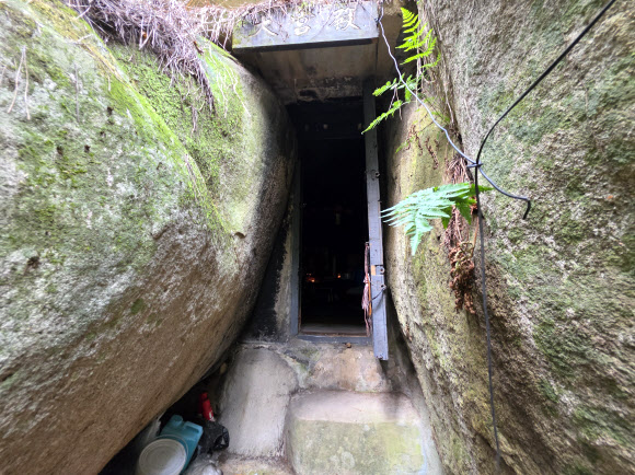14일 오전 부산 금정산 국립공원에서 약 20년 전 조성된 것으로 추정되는 불법 기도터에 대한 철거작업이 진행되고 있다. 금정구와 금정산국립공원사무소는 65명을 투입해 대집행을 진행했다. 2026.9.14. 유진철 범금정산보존회장 제공