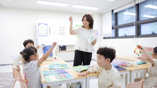 한솔 노피곰 구미 도량캐슬학원 원장이 아이들을 가르치고 있다. (사진 제공: 한솔 노피곰)