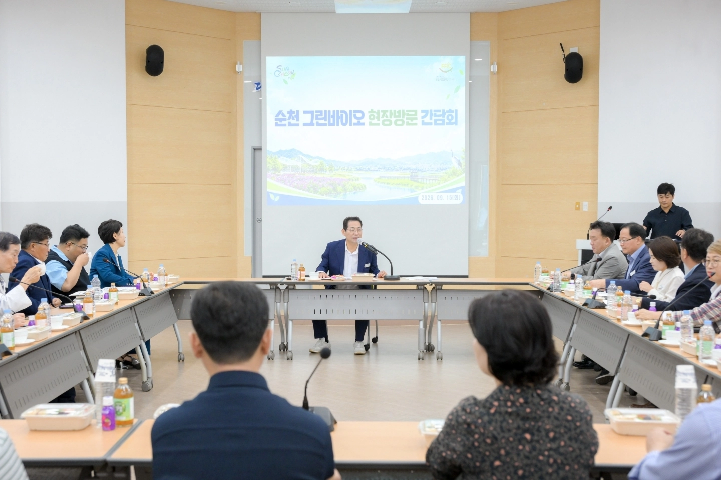 손훈모 시장과 관계자들이 그린바이오 현장 간담회를 하고있다.