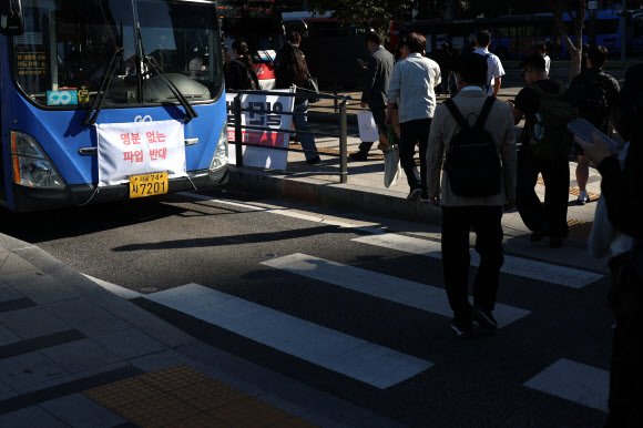 통상임금 적용과 임금 인상을 놓고 대립 중인 서울 시내버스 노사가 노조의 파업 예고일을 하루 앞둔 15일 협상 테이블에 마주 앉는다. 노조는 협상 시한을 이날로 못 박고 결렬되면 다음날 첫차부터 파업하겠다고 예고한 상태다. 사진은 이날 서울역 버스환승센터. 2026.9.15  연합뉴스