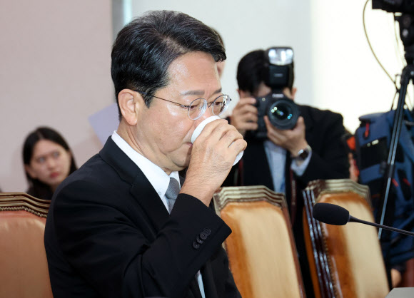 김승원 법무부 장관 후보자가 15일 국회 법제사법위원회에서 열린 인사청문회에서 물을 마시고 있다. 2026.9.15  연합뉴스