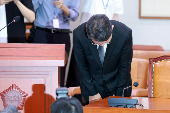 김승원 법무부 장관 후보자가 15일 국회 법제사법위원회에서 열린 인사청문회에서 선서하기에 앞서 인사하고 있다. 2026.9.15  연합뉴스