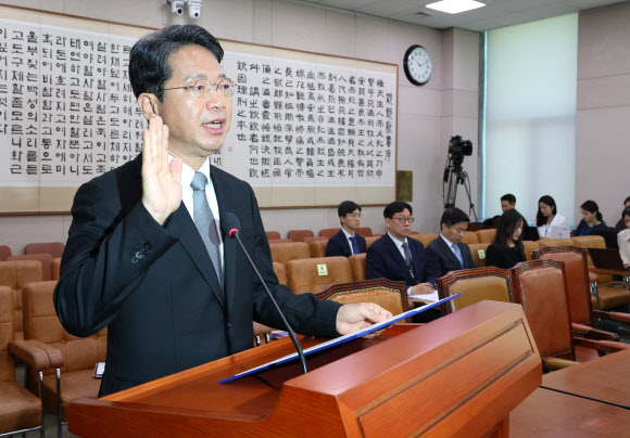 김승원 법무부 장관 후보자가 15일 국회 법제사법위원회에서 열린 인사청문회에서 선서하고 있다. 2026.9.15  연합뉴스