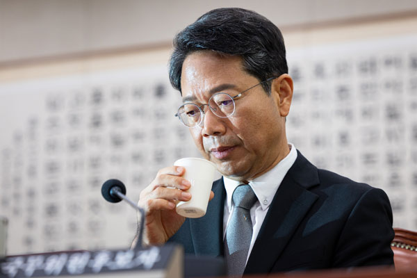 김승원 법무부 장관 후보자가 15일 서울 여의도 국회 법제사법위원회 인사청문회에 출석해 물을 마시고 있다. 2026.9.15 뉴스1