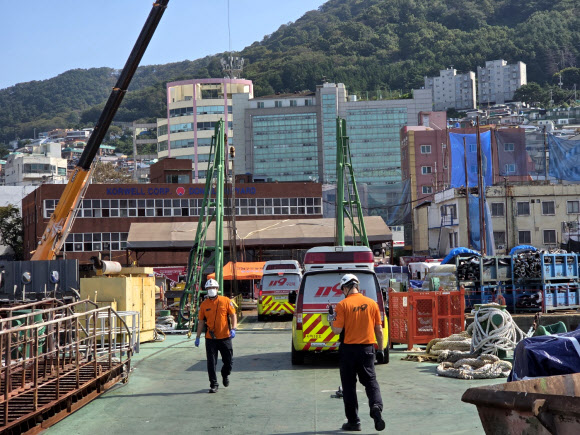 15일 오전 8시 37분께 부산 사하구 감천동에 정박한 769t급 러시아 어선에서 프레온 냉매 가스가 누출됐다는 신고가 들어와 경찰과 소방 당국이 출동해 대응하고 있다. 이 사고로 러시아 선원 4명이 다쳤으며, 이 가운데 2명은 심정지 상태다. 2026.9.15  부산소방재난본부 제공