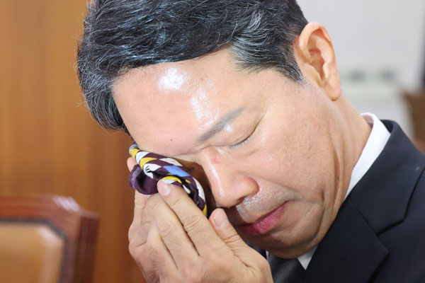 김승원 법무부 장관 후보자가 15일 서울 여의도 국회 법제사법위원회에서 열린 인사청문회에서 발언 후 손수건으로 눈가를 닦고 있다. 2026.9.15 뉴스1