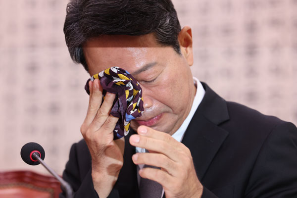 김승원 법무부 장관 후보가 15일 여의도 국회에서 열린 제439회 국회(정기회) 법제사법위원회 국무위원후보자(법무부장관 김승원) 인사청문회에서 자신의 가족 관련 질의에 답변 뒤 손수건으로 얼굴을 닦고 있다. 2026.09.15.  뉴시스