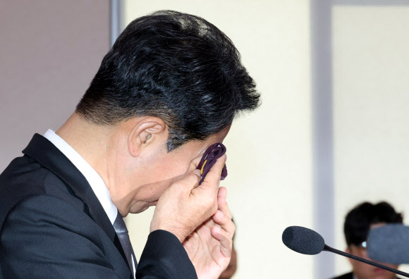 김승원 법무부 장관 후보자가 15일 국회 법제사법위원회에서 열린 인사청문회에서 눈물을 훔치고 있다. 2026.9.15  연합뉴스