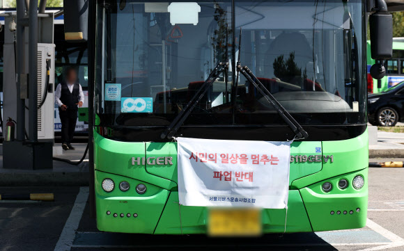 서울시내버스노동조합의 파업 예고일을 하루 앞두고 노사가 마지막 협상을 벌이고 있는 15일 서울 시내의 한 버스공영차고지 모습.  노조는 협상 시한을 이날로 못 박고 결렬되면 다음날 첫차부터 파업을 시작하겠다고 예고했다. 2026.9.15  연합뉴스