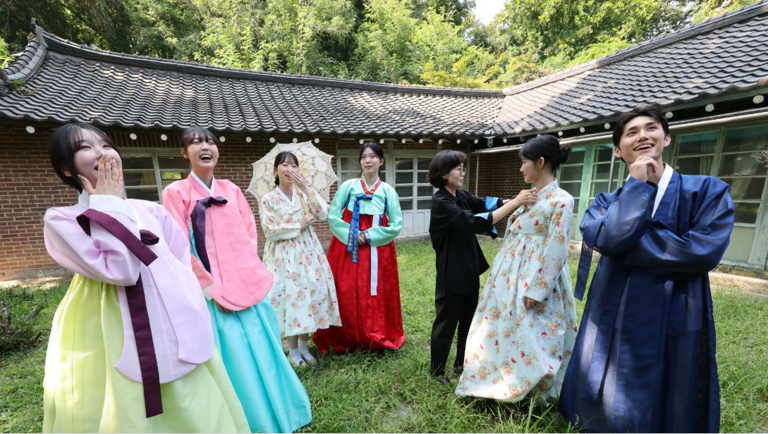 한복 입고 야외 수업하는 한남대 패션디자인학과