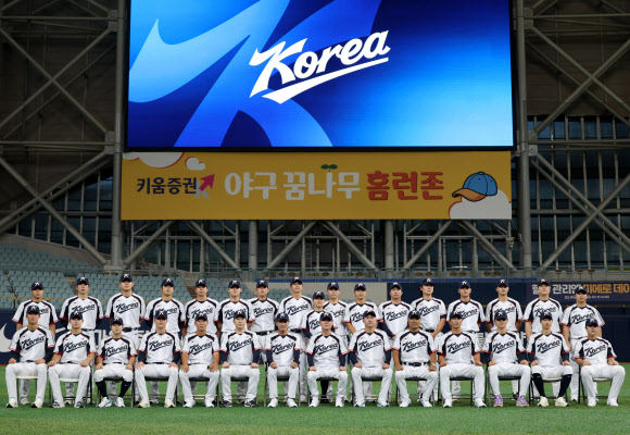 2026 아시안게임에 출전하는 한국 야구 대표팀 류지현 감독과 선수들이 15일 고척스카이돔에서 열린 공식 훈련을 앞두고 사진 촬영을 하고 있다. 2026.9.15  연합뉴스