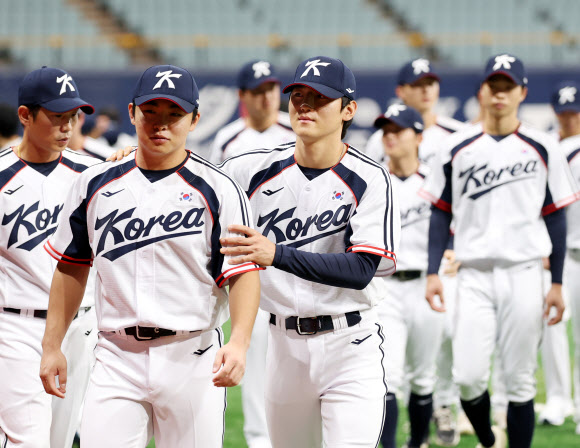 2026 아시안게임에 출전하는 한국 야구 대표팀 김도영이 미팅을 마치고 공식 훈련을 위해 이동하고 있다. 2026.9.15  연합뉴스