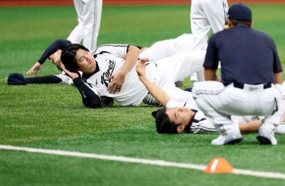 2026 아시안게임에 출전하는 한국 야구 대표팀 곽빈이 15일 고척스카이돔에서 열린 공식 훈련에서 몸을 풀고 있다. 2026.9.15  연합뉴스