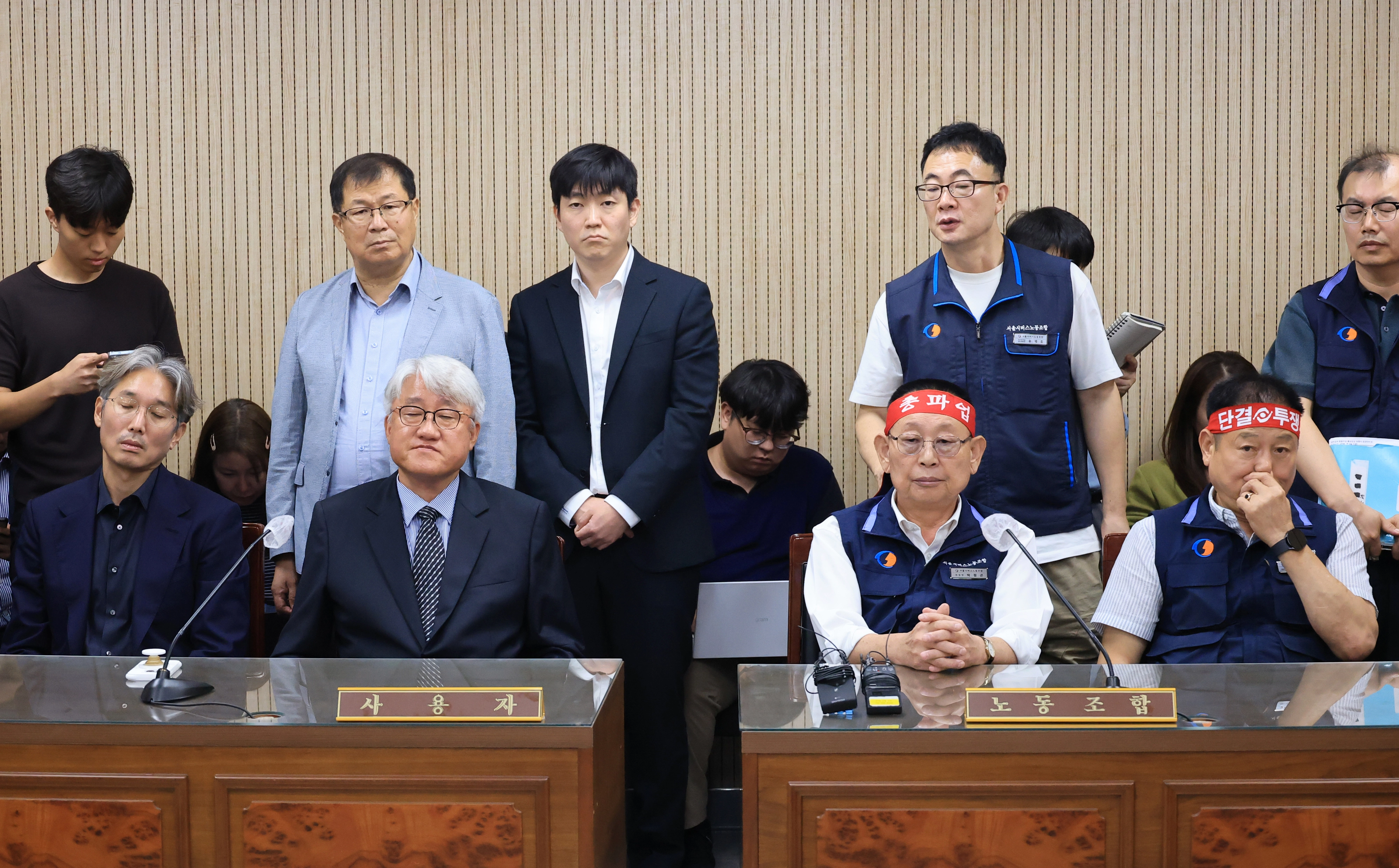 잠시 재개된 서울시내버스 노사 조정회의15일 서울 영등포구 서울지방노동위원회에서 버스노사 2차 조정회의에 박점곤 서울시버스노조 위원장을 비롯한 노측(오른편)과 김정환 서울시버스운송조합 이사장을 비롯한 사용자측이 참석해 있다. 
연합뉴스