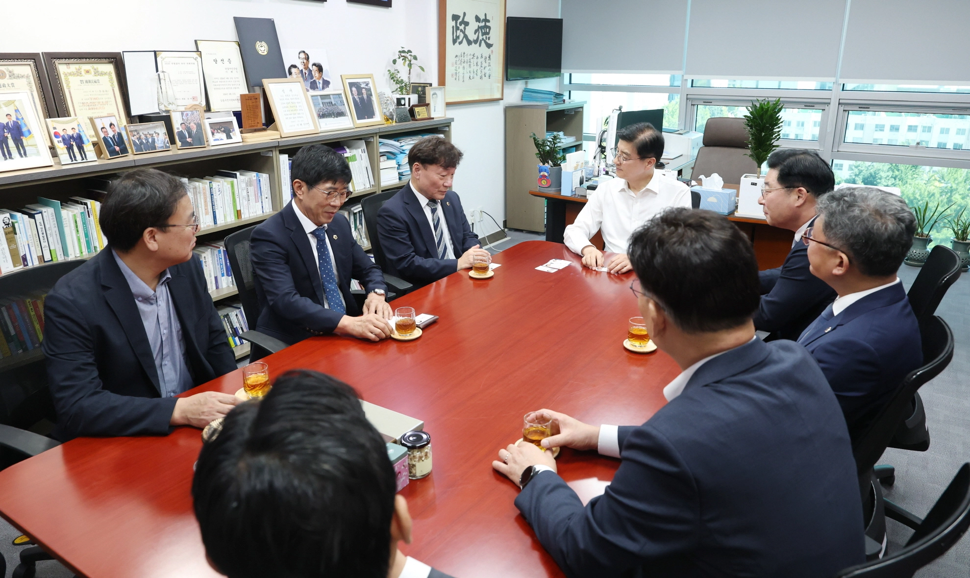 ▲남종섭 경기도의회 의장과 최종현 TF 단장 등 광역시·도의회 관계자들이 국회 의원회관에서 이해식 행정안전위원회 간사와 지방의회법 4대 중점 과제를 논의하고 있다. (사진=경기도의회)
