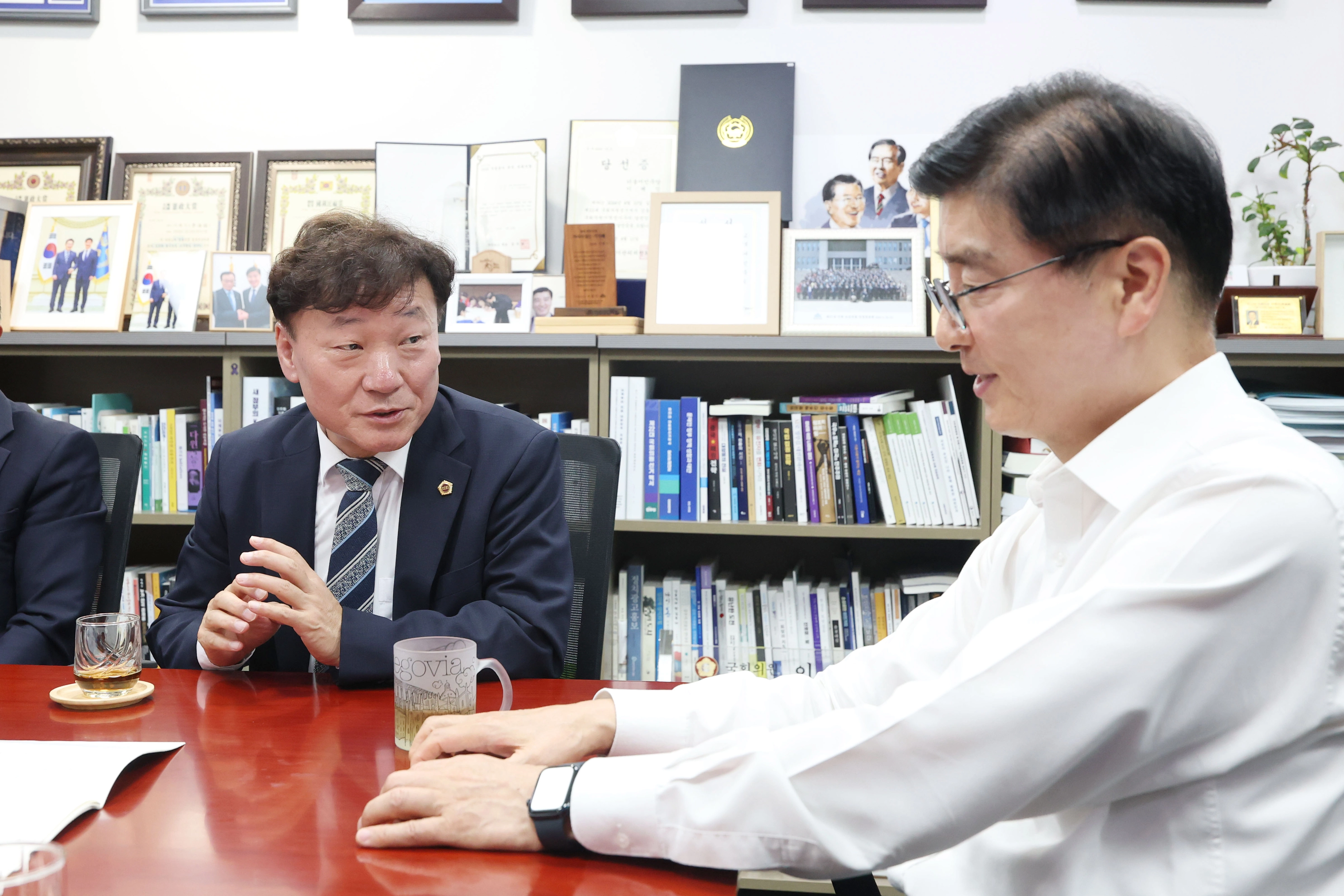 ▲남종섭 의장이 국회 면담에서 이해식 행정안전위원회 간사에게 지방의회법의 연내 통과 필요성을 설명하고 있다. (사진=경기도의회)