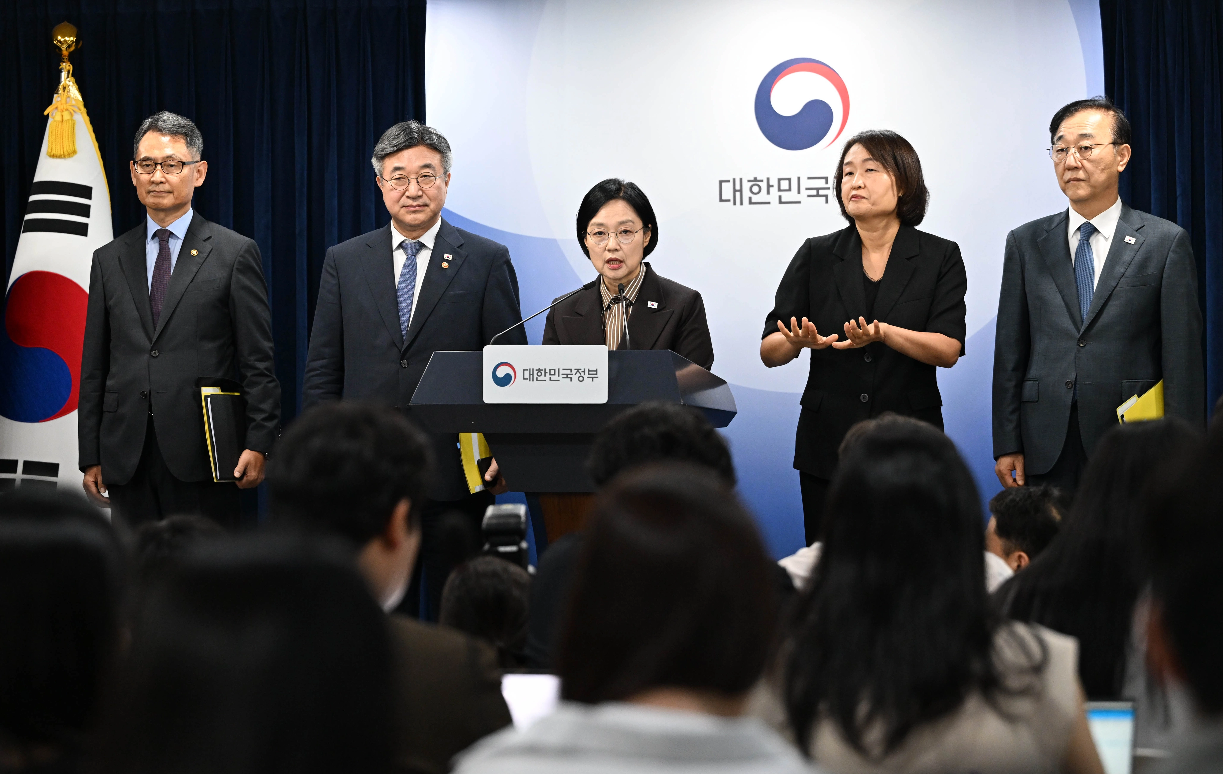 한성숙 국무총리가 지난 3일 서울 종로구 정부서울청사에서 법무부-성평등가족부 등 행정·공공기관 이전 및 공공기관 기능 개혁 관련 기자회견을 하고 있다. 2026.9.3 홍윤기 기자