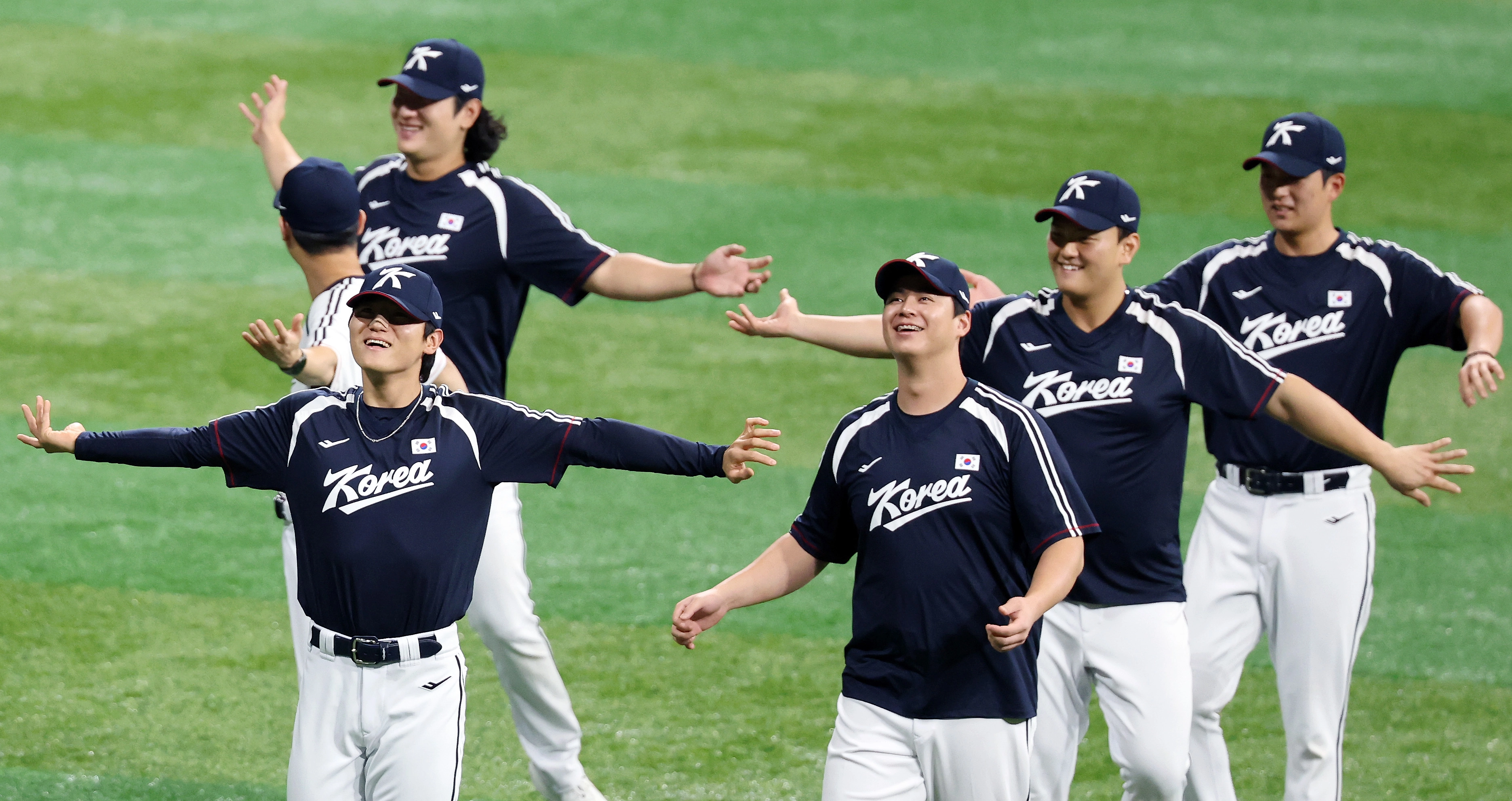김도영, 노시환, 곽빈 등 야구대표팀 선수들이 16일 고척스카이돔에서 열린 2026 아이치·나고야 아시안게임 공식 훈련에서 몸을 풀고 있다.      연합뉴스