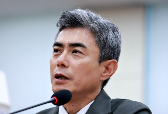 답변하는 강신철 국방장관 후보자