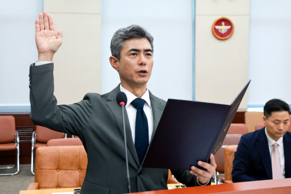 선서하는 강신철 국방장관 후보자