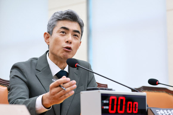 국방위원 질의에 답하는 강신철 국방장관 후보자
