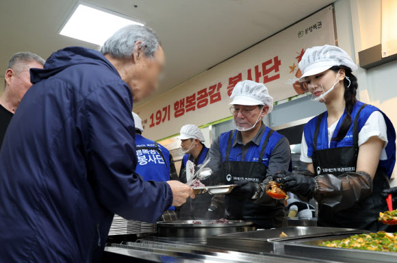 추석을 앞두고 16일 경기 과천시노인복지관에서 열린 19기 행복공감봉사단의 명절맞이 배식 및 나눔 봉사 활동에서 조용범 기획예산처 차관과 배우 박하선 등 봉사단원들이 배식봉사를 하고 있다. 2026.9.16 연합뉴스